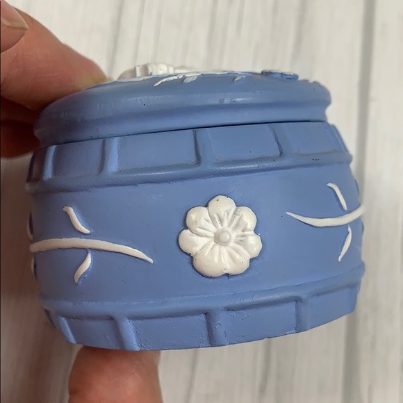 VTG darling wedgwood jasperware trinket box - Picture 3 of 4